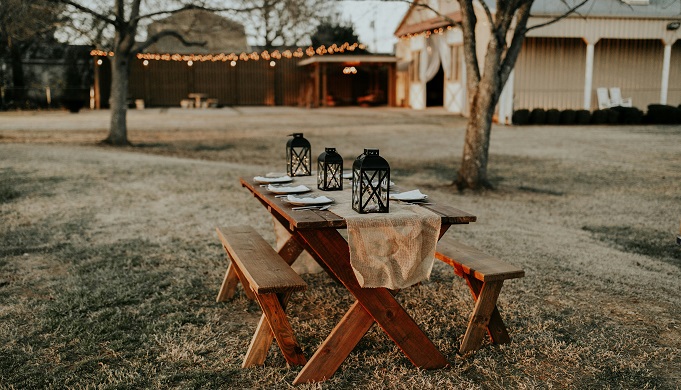 How to Choose the Perfect Table Runner to Enhance Your Dining Table Decor 