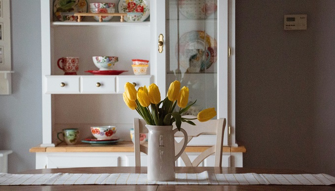 How to Use Table Runners to Create Different Dining Table Styles 